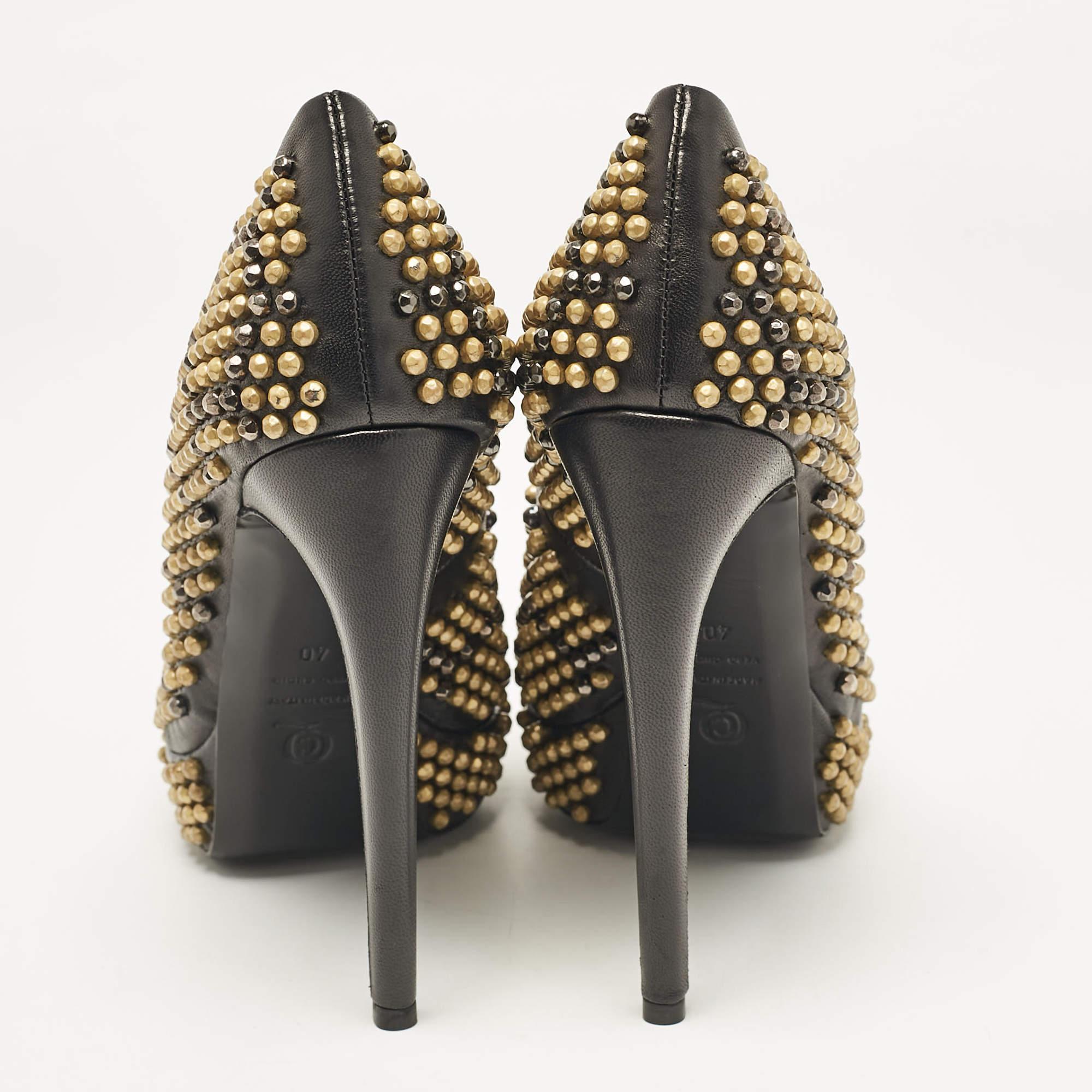 Alexander McQueen - Escarpins à plateforme cloutée en cuir noir - Taille 40 Pour femmes en vente