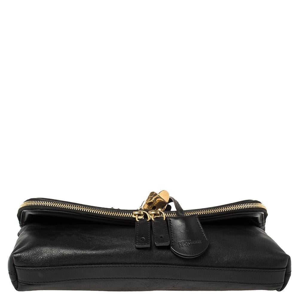 Alexander McQueen Black Leather Studded Skull Foldover Clutch In Good Condition In Dubai, Al Qouz 2