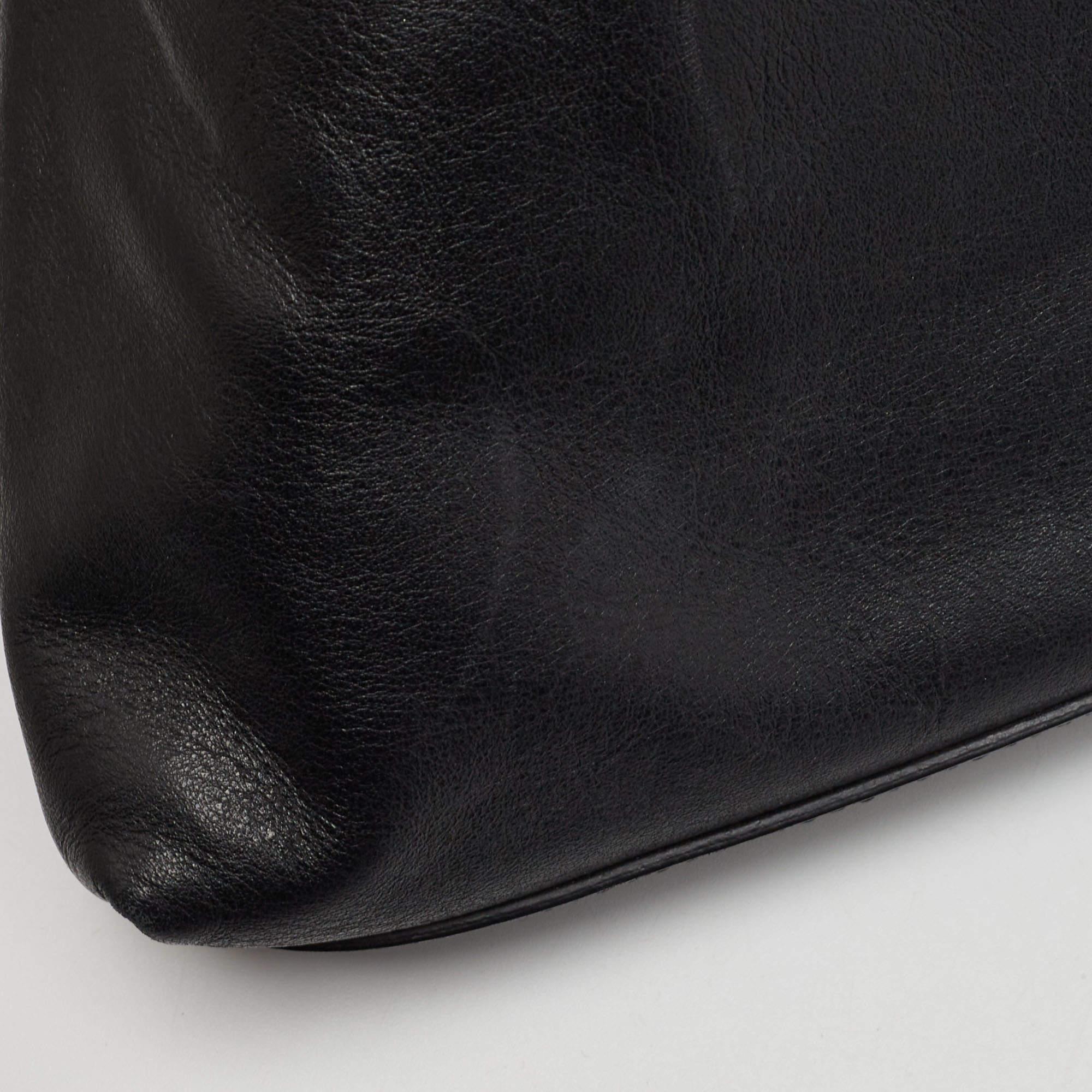Alexander McQueen Black Leather Studded Skull Padlock Fold Over Clutch For Sale 2