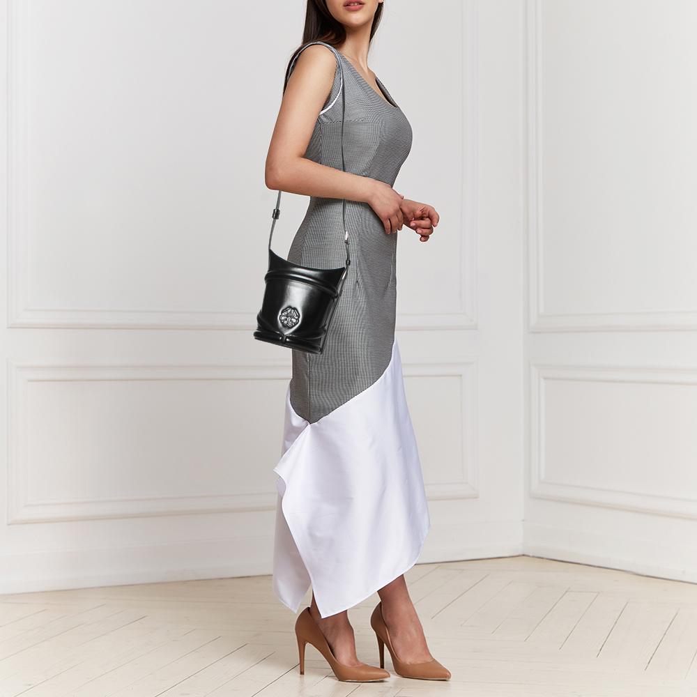 Alexander McQueen Black Leather The Curve Bag In New Condition In Dubai, Al Qouz 2