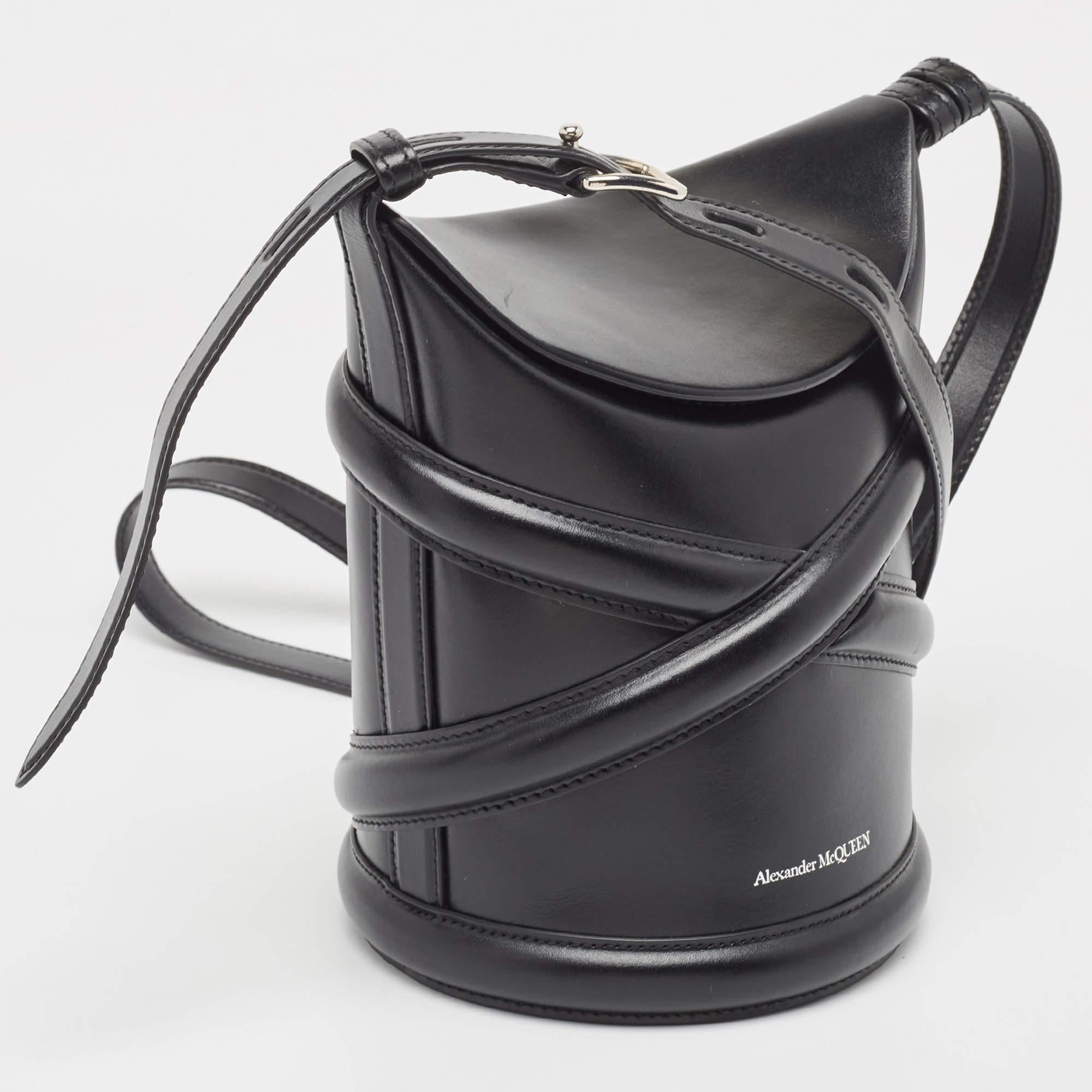 Alexander McQueen Black Leather The Curve Bucket Bag In Good Condition In Dubai, Al Qouz 2
