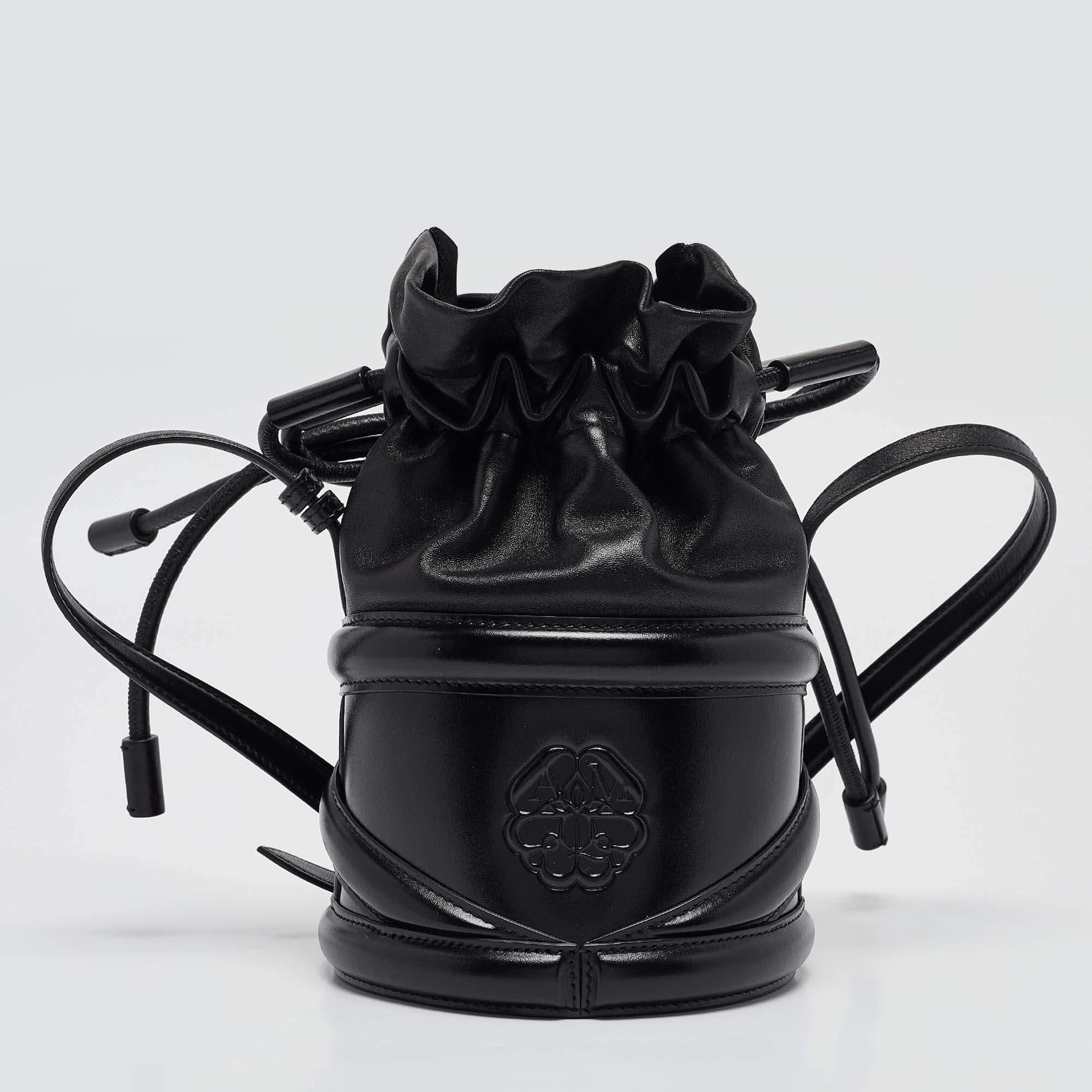 Alexander McQueen Black Leather The Soft Curve Bucket Bag In Excellent Condition For Sale In Dubai, Al Qouz 2