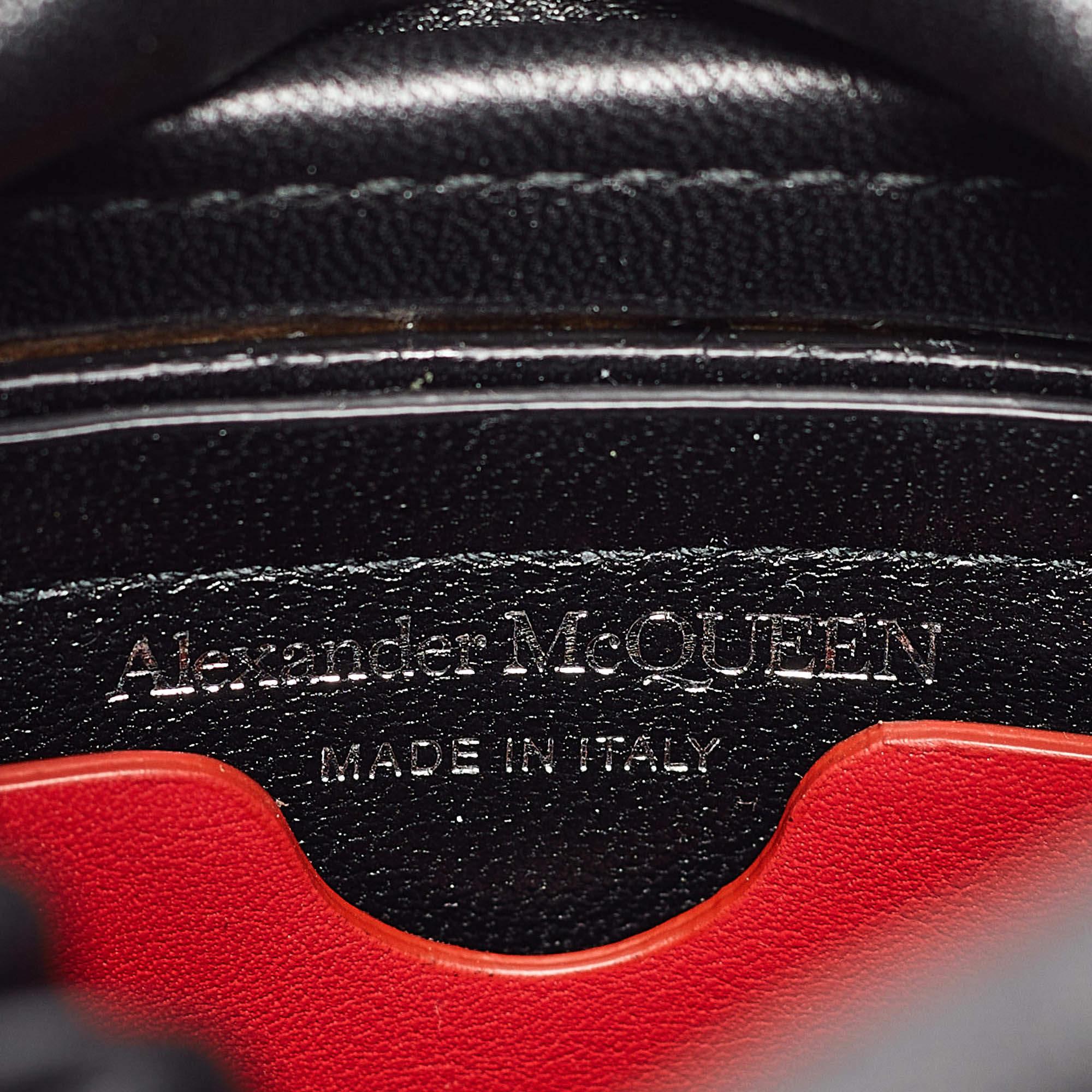 Alexander McQueen Black Leather The Soft Curve Bucket Bag For Sale 4