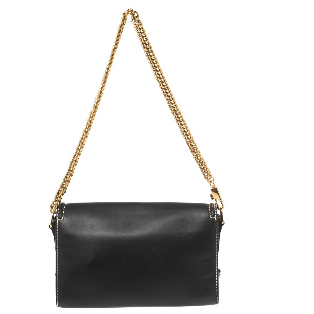 Un'ottima scelta della stagione è la borsa The Story di Alexander McQueen. Realizzata in pelle, la borsa ha un interno foderato in pelle scamosciata per garantire un fascino funzionale sia all'esterno che all'interno. È sostenuta da un manico e da