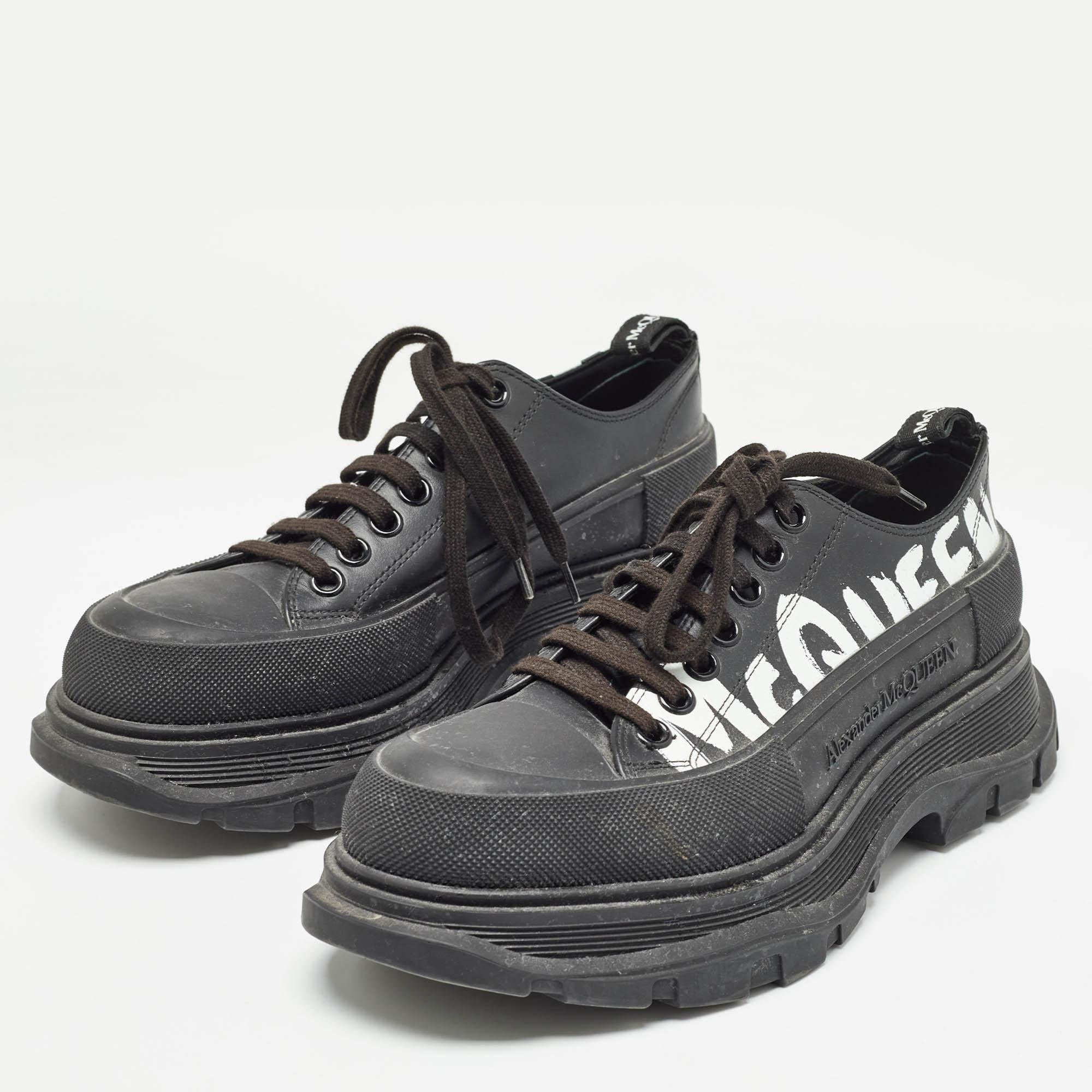 Verleihen Sie Ihrem Outfit ein schickes Update mit diesem Paar Designer-Sneakers. Die Kreation ist perfekt genäht, damit Sie darin lange Zeit eine gute Figur machen.