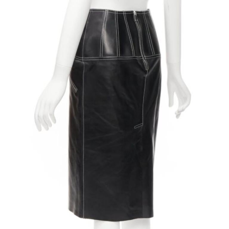 Alexander McQueen gonna a tubino con zip in pelle nera e cuciture bianche IT38 XS in vendita 1