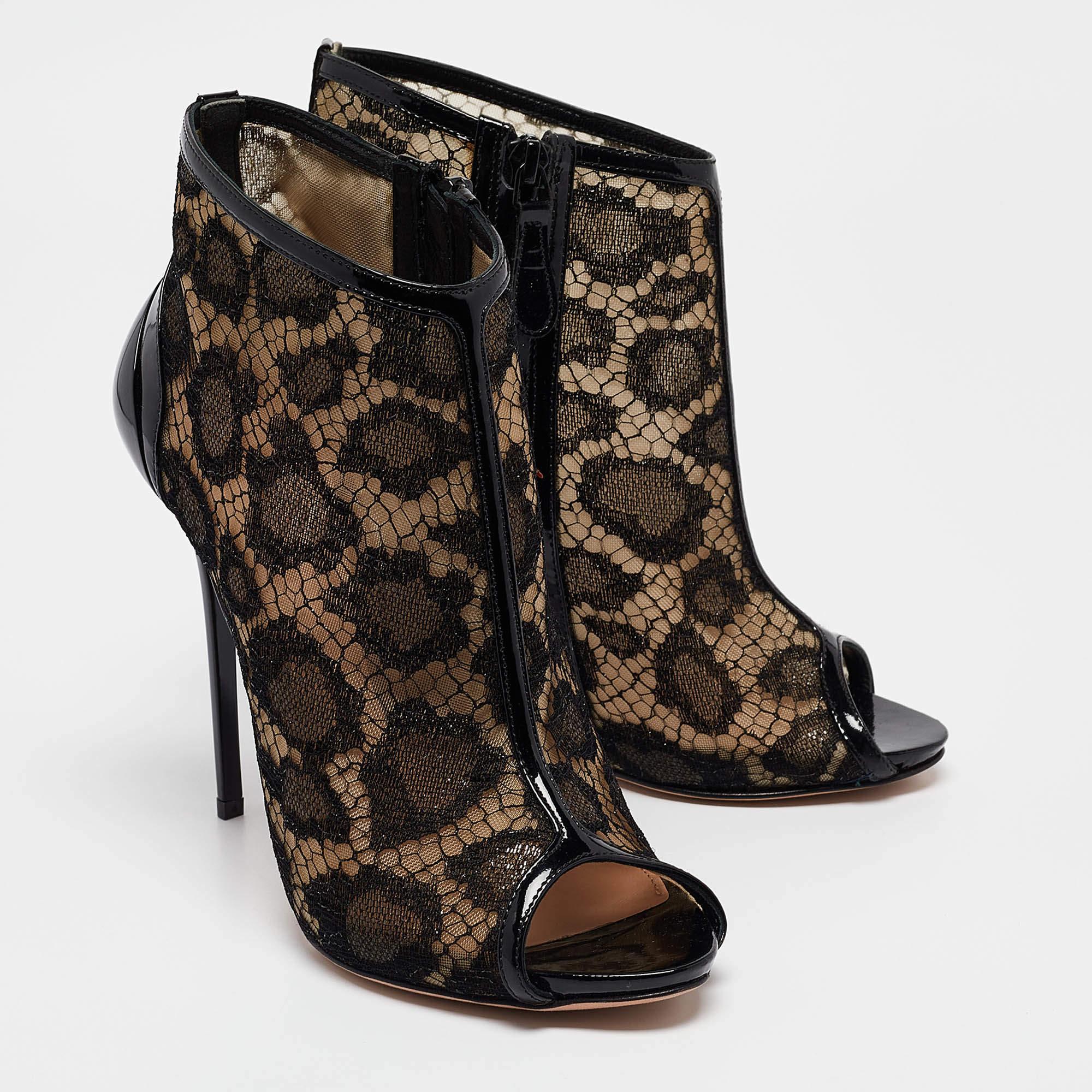 Alexander McQueen Botines negros de malla y charol con puntera abierta Talla 38 en Nuevo estado para la venta en Dubai, Al Qouz 2