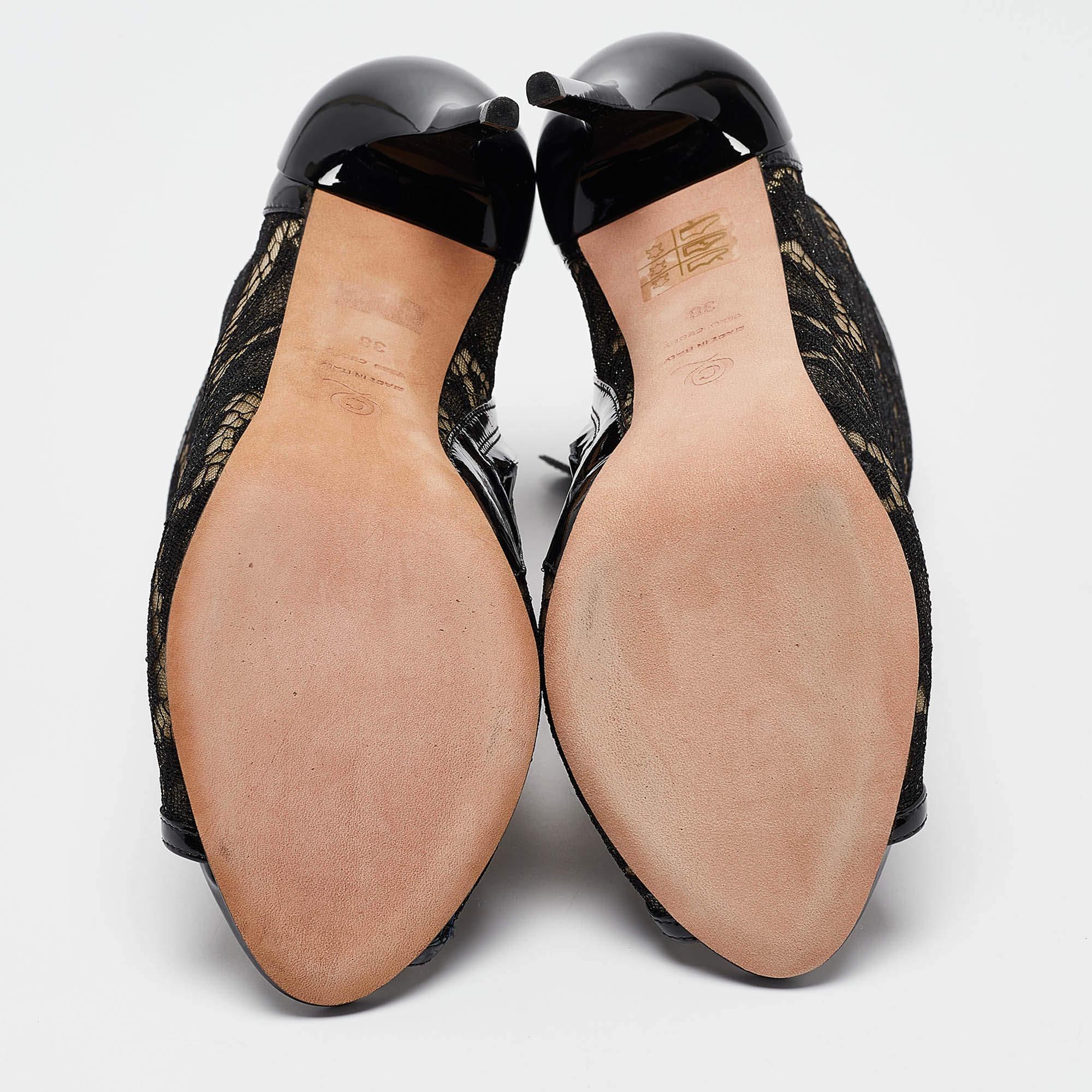 Alexander McQueen Botines negros de malla y charol con puntera abierta Talla 38 en venta 1