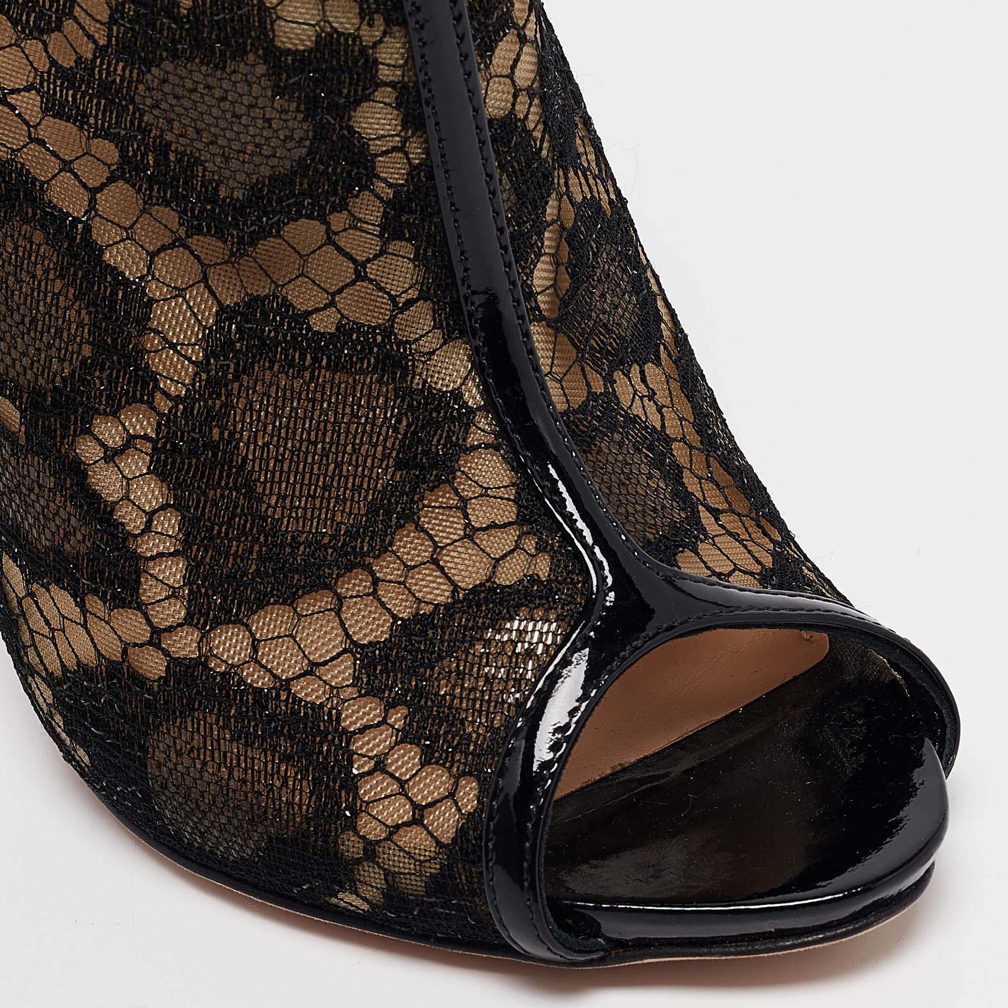 Alexander McQueen Botines negros de malla y charol con puntera abierta Talla 38 en venta 2