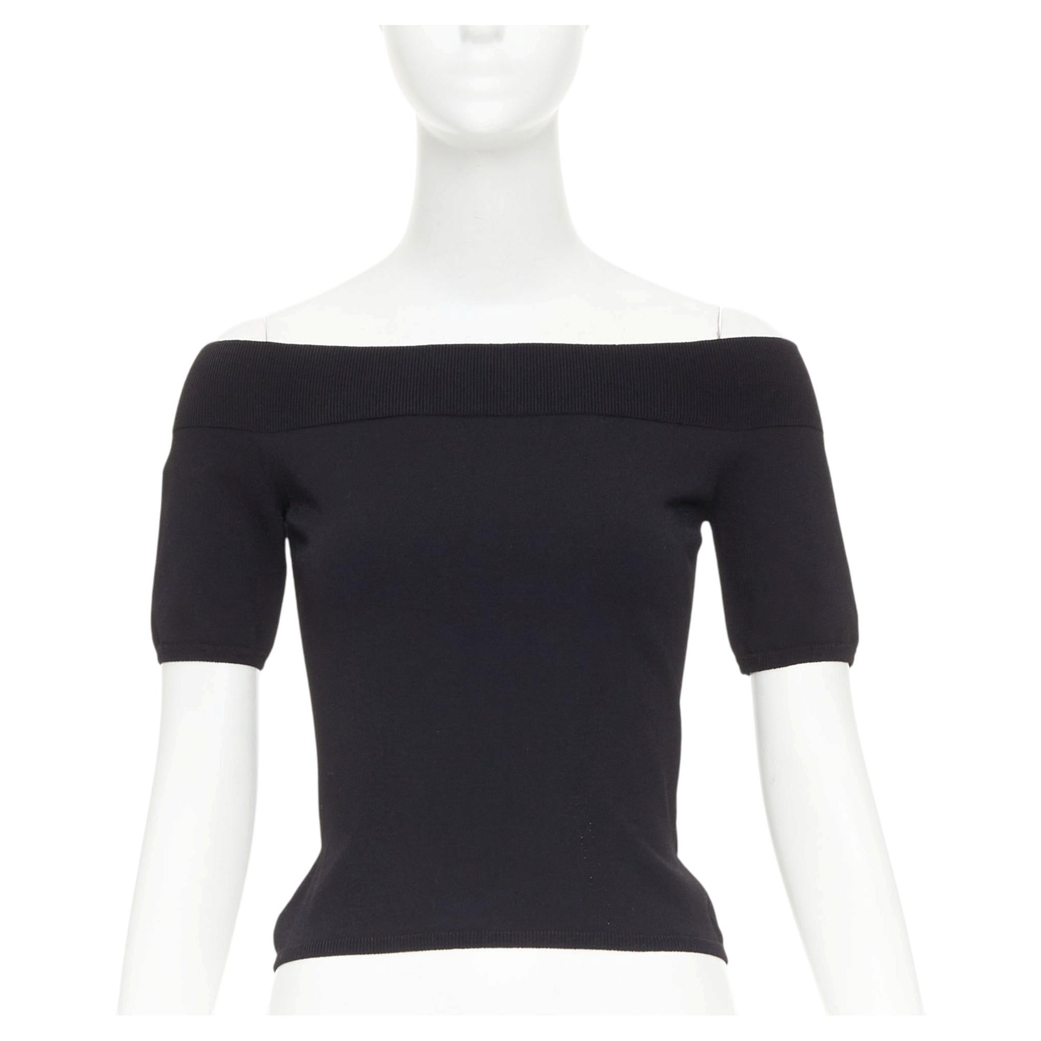 Alexander McQueen – schwarzer, schulterfreier, gerippter Pullover mit kurzen Ärmeln und verkürztem Schnitt