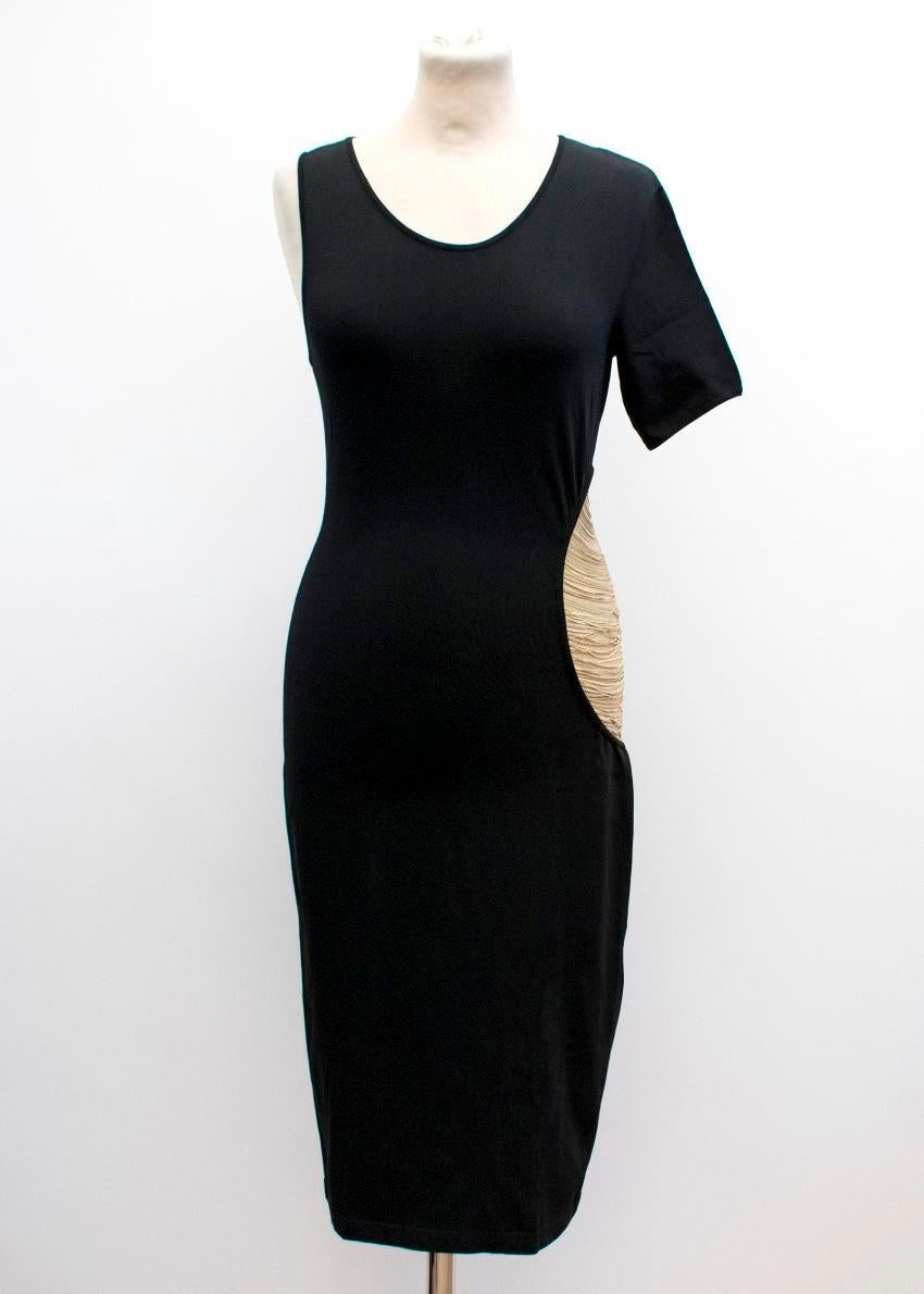 Alexander McQueen black one-shoulder midi dress in a fine rib stretch jersey featuring a round neck, 
cut-out detail with chain embellishment. 

87% Viscose 13% Nylon

M

Approx.

Shoulder - 35cm
Bust - 38cm
Waist - 33cm
Hip - 44cm
Length - 100cm