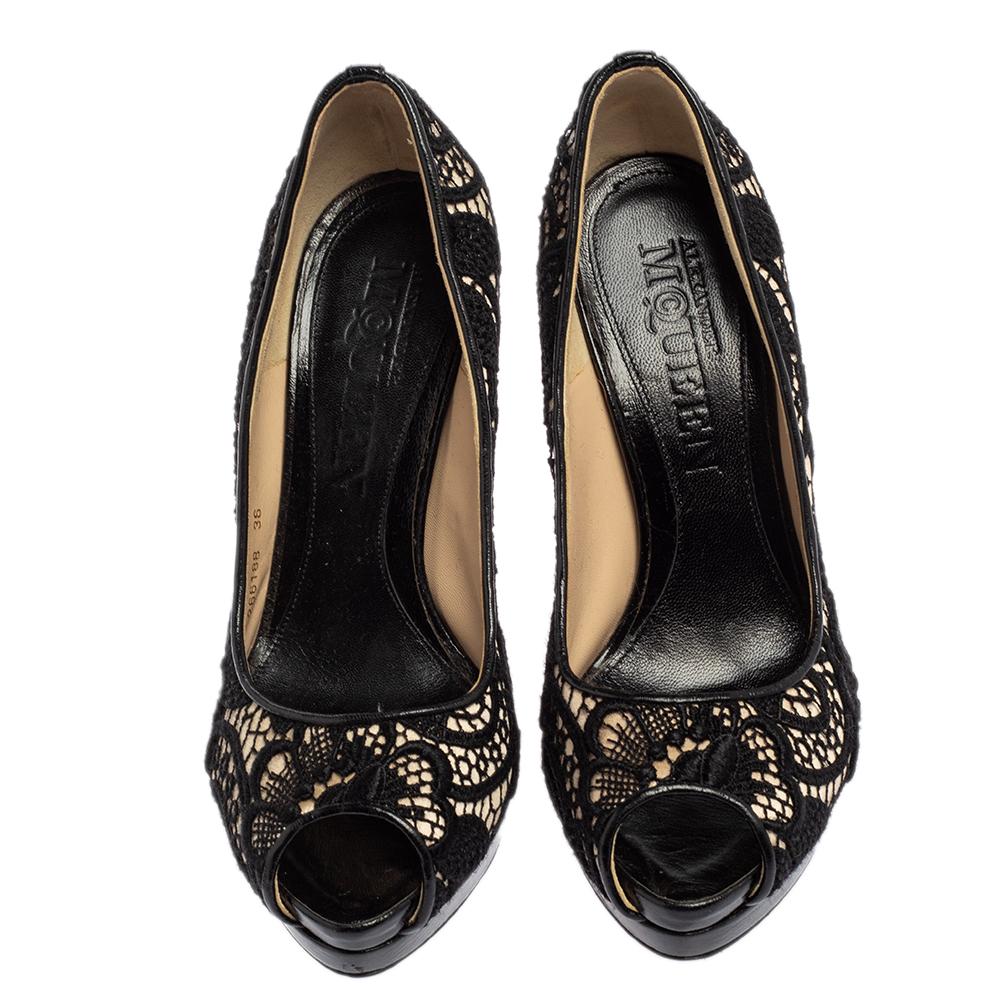 The timeless design and comfortable quality make this Alexander McQueen pair a great purchase. Crafted from lace and leather, these McQueen pumps carry a stunning black exterior, peep toes, platforms, and 13 cm heels.


