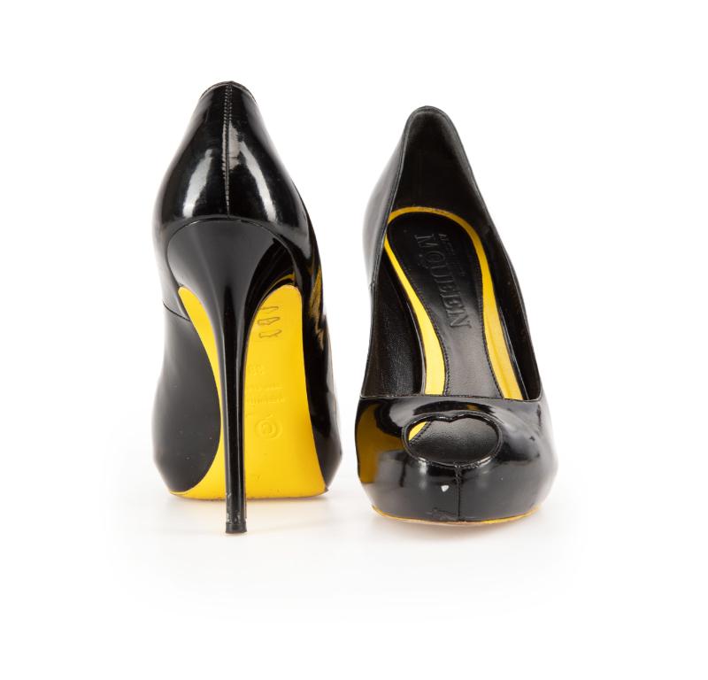 Alexander McQueen Schwarze Lack Herz Peep Heels mit Absatz Größe IT 38 im Zustand „Hervorragend“ im Angebot in London, GB