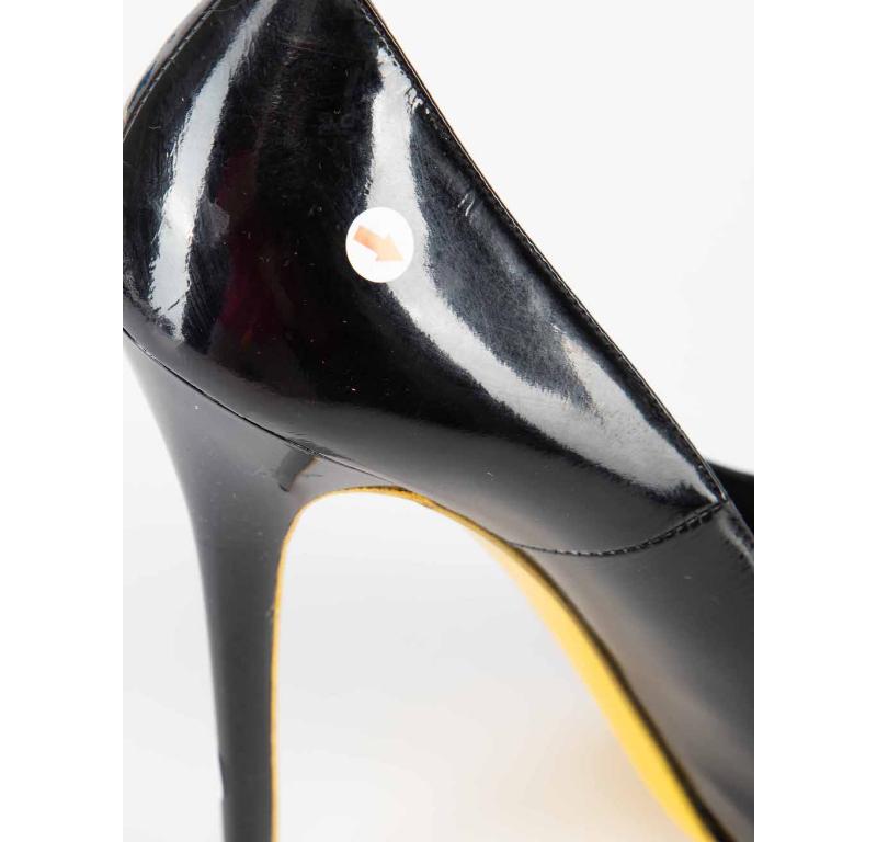 Alexander McQueen Schwarze Lack Herz Peep Heels mit Absatz Größe IT 38 im Angebot 4