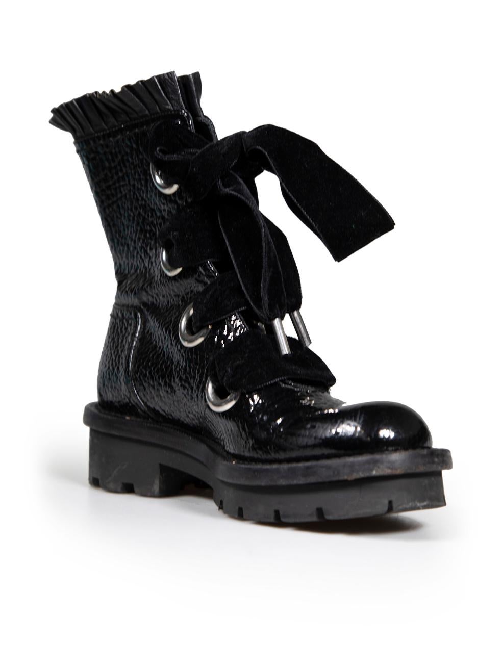 CONDITION is Very good. Minimal wear to boots is evident. Some small scratches and abrasions to the outsole and wear to the sole on this used Alexander McQueen designer resale item.
 
 Details
 Black
 Patent leather
 Combat boots
 Crinkle effect

