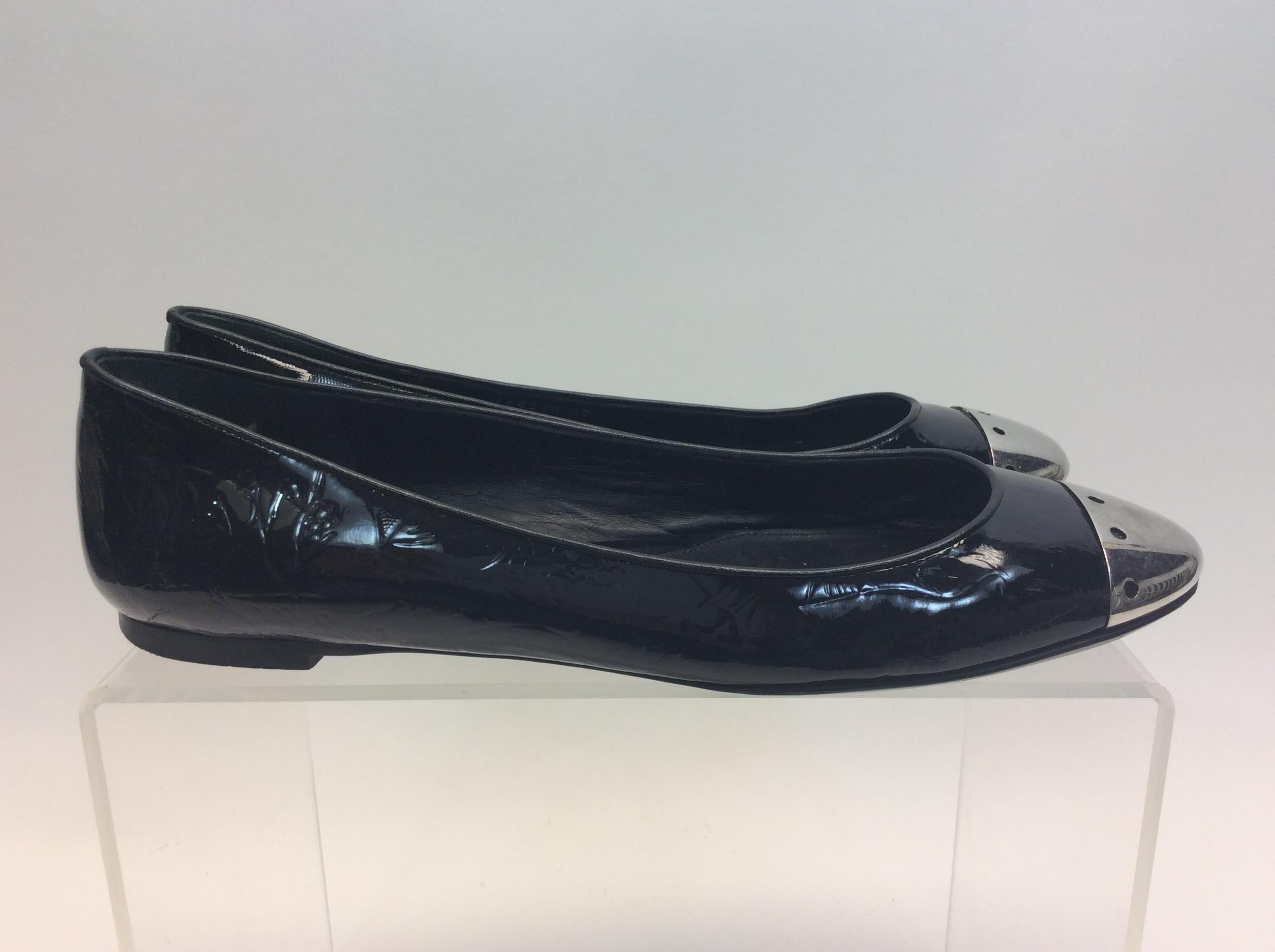Women's Alexander McQueen Black Patent Leather and Silver Ballet Flats For Sale