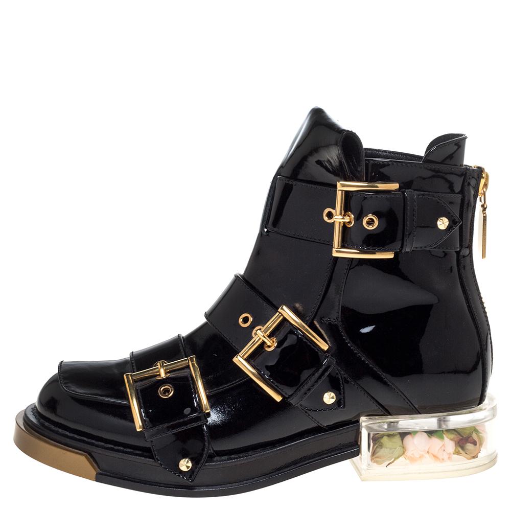 A blend of style and bold simplicity, these ankle boots from Alexander McQueen will sweetly complement your casual as well as evening ensemble. Crafted with black patent leather, the boots are characterised by three buckled straps adorning the vamps