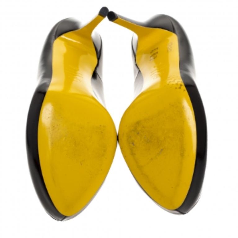 An elegant design propelled by high-quality materials and skillful craftsmanship. These Alexander McQueen pumps in patent leather feature peep toes, brand label-detailed insoles and 12.5 cm heels for a fashionable lift.
