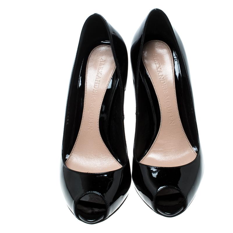 Alexander McQueen Black Patent Leather Peep Toe Pumps Size 36 In Good Condition In Dubai, Al Qouz 2