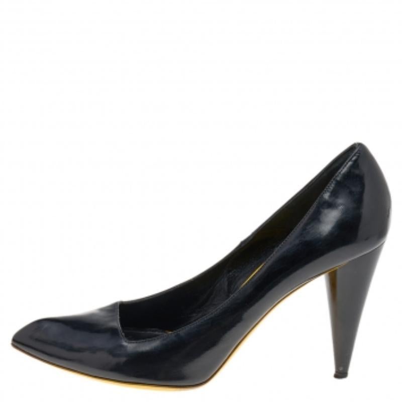 Es gibt Schuhe, die die Zeit und die Modezyklen überdauern. Diese zeitlosen Alexander McQueen-Pumps sind es. Sie sind aus schwarzem Lackleder gefertigt und haben einen schlanken Schnitt, spitze Zehen und hohe Absätze.