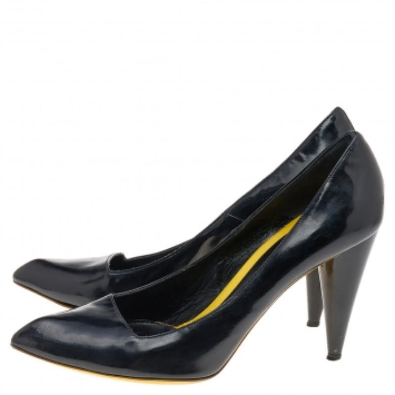 Alexander McQueen Schwarze Lackleder-Pumps mit spitzer Zehe Größe 38 Damen im Angebot