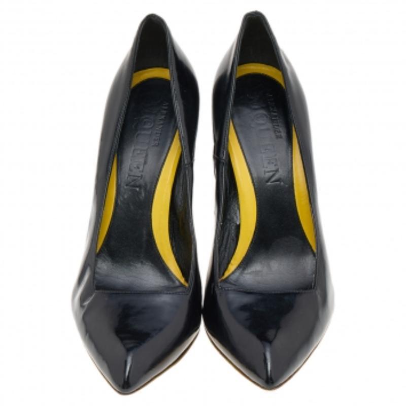 Alexander McQueen Schwarze Lackleder-Pumps mit spitzer Zehe Größe 38 im Angebot 2