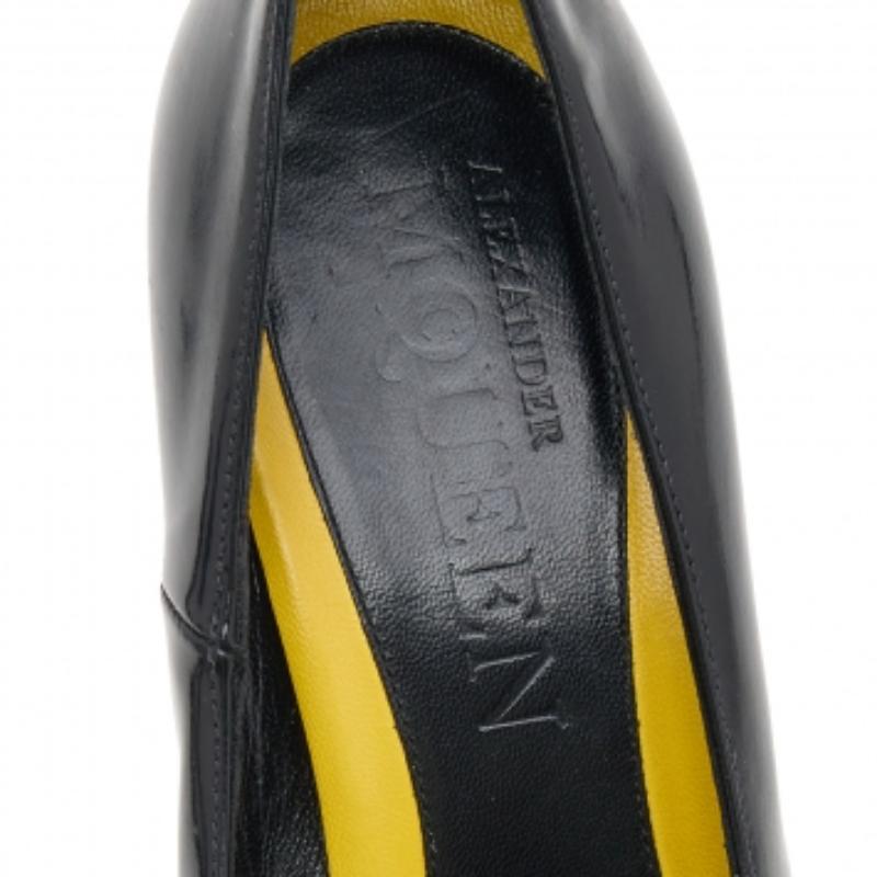 Alexander McQueen Schwarze Lackleder-Pumps mit spitzer Zehe Größe 38 im Angebot 3