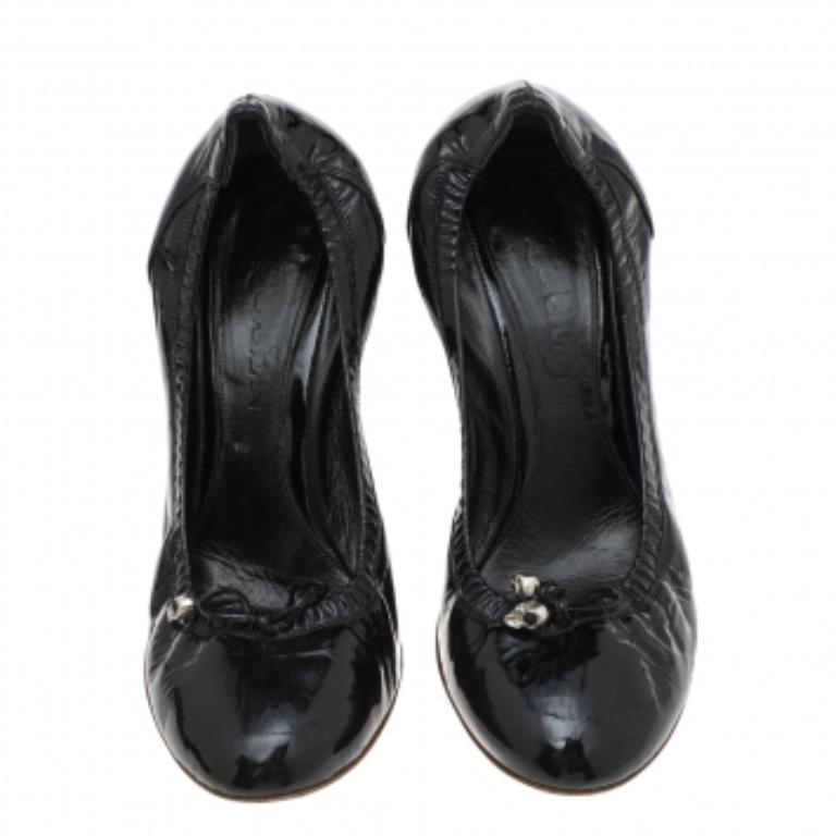 Alexander McQueen Bombas de charol negro talla 38 en Bueno Estado en Dubai, Al Qouz 2