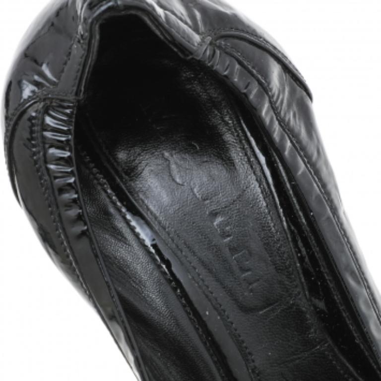 De las mujeres Alexander McQueen Bombas de charol negro talla 38