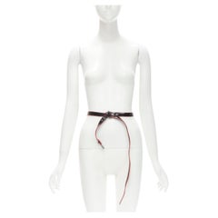 ALEXANDER MCQUEEN Ceinture drapée en cuir verni noir à surpiqûres rouges 75 cm