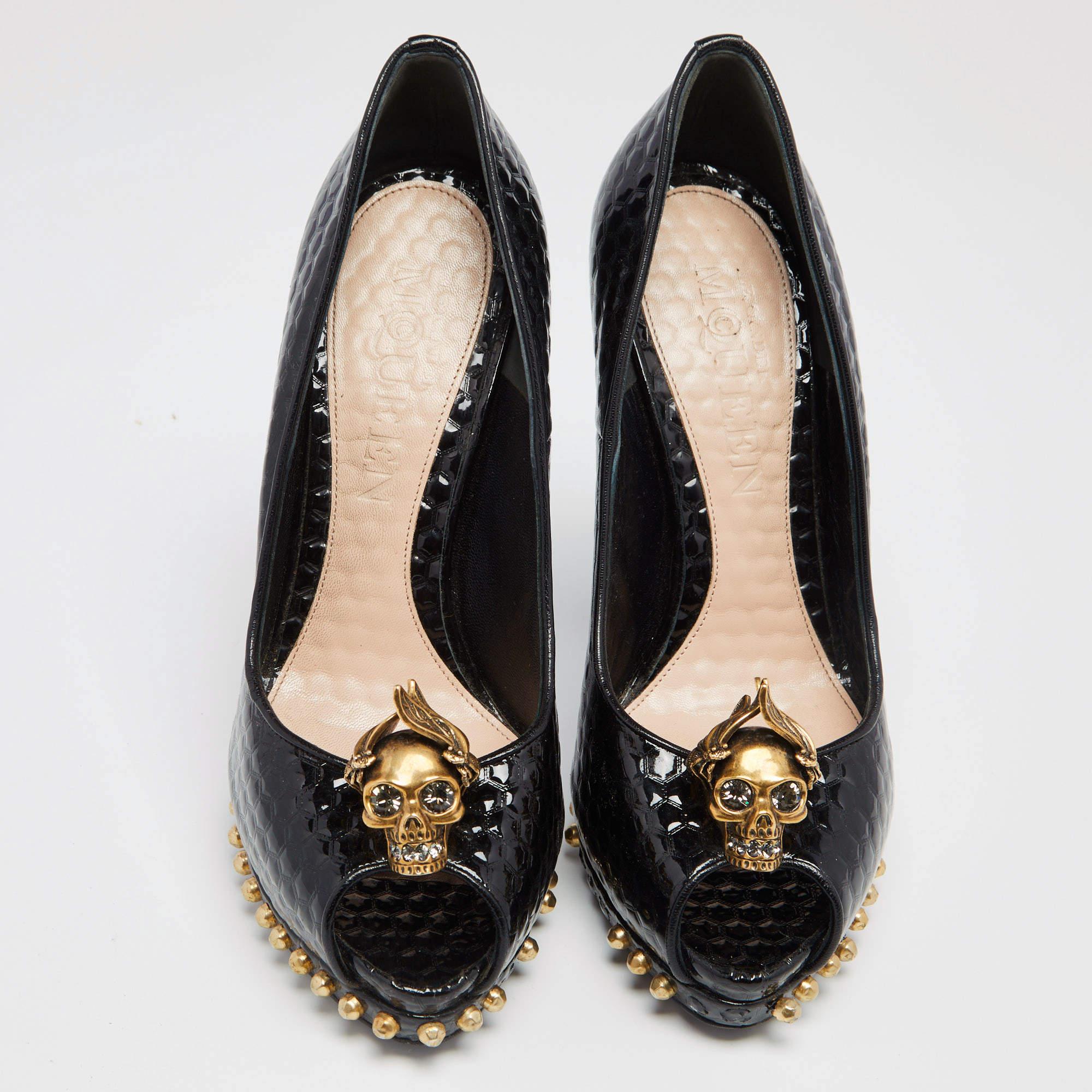 Noir Alexander McQueen - Escarpins peep toes en cuir verni noir ornés d'une tête de mort - Taille 38