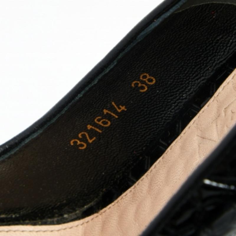 Noir Alexander McQueen - Escarpins peep toes en cuir verni noir ornés d'une tête de mort - Taille 38 en vente