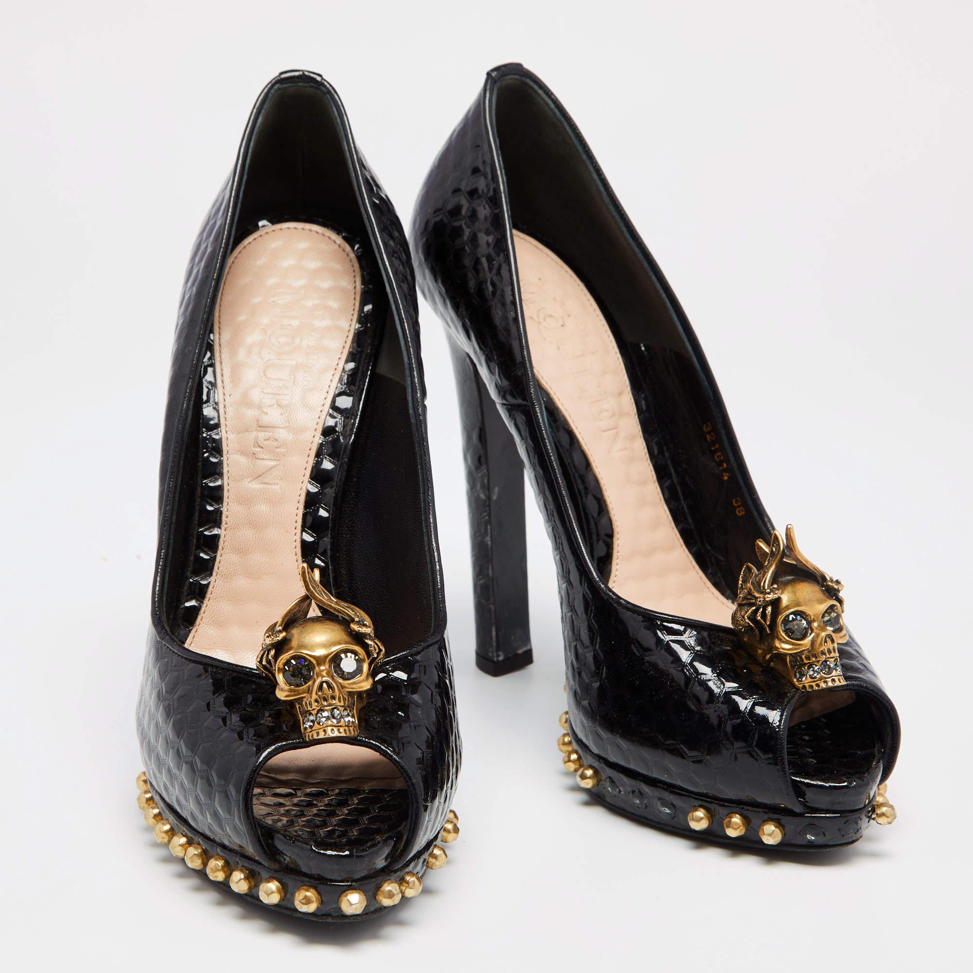 Alexander McQueen - Escarpins peep toes en cuir verni noir ornés d'une tête de mort - Taille 38 État moyen à Dubai, Al Qouz 2