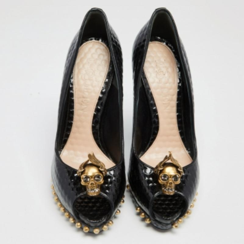Alexander McQueen - Escarpins peep toes en cuir verni noir ornés d'une tête de mort - Taille 38 Bon état - En vente à Dubai, Al Qouz 2