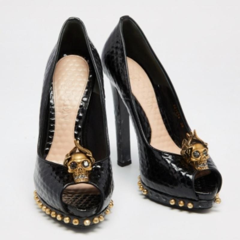 Alexander McQueen - Escarpins peep toes en cuir verni noir ornés d'une tête de mort - Taille 38 Pour femmes en vente