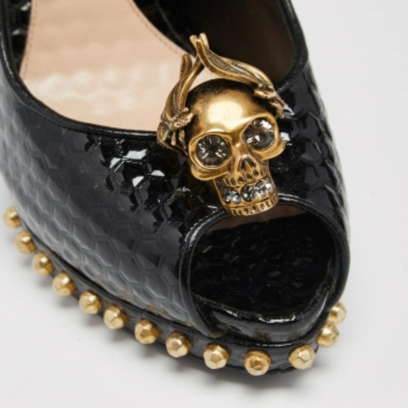 Alexander McQueen - Escarpins peep toes en cuir verni noir ornés d'une tête de mort - Taille 38 en vente 1