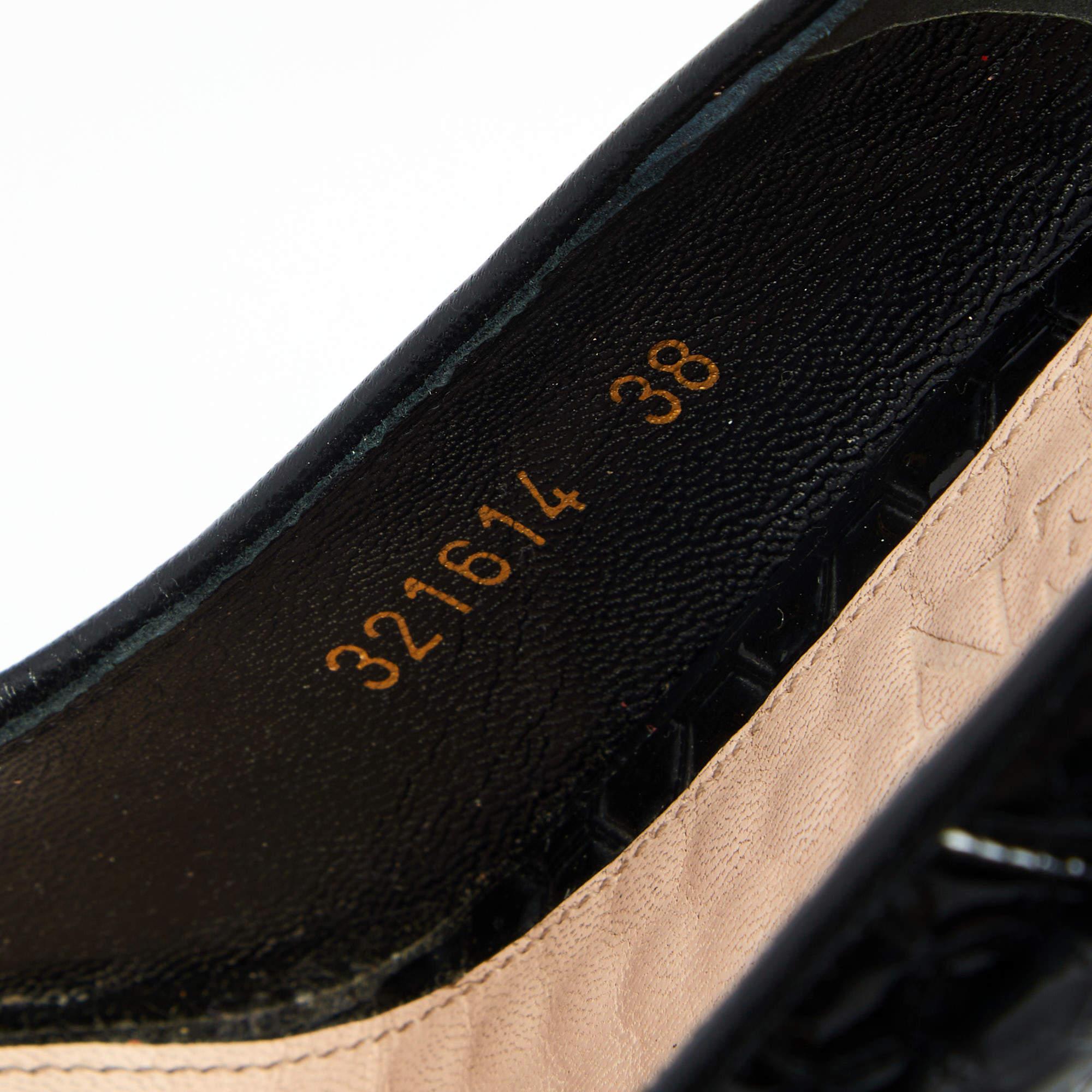 Alexander McQueen - Escarpins peep toes en cuir verni noir ornés d'une tête de mort - Taille 38 2