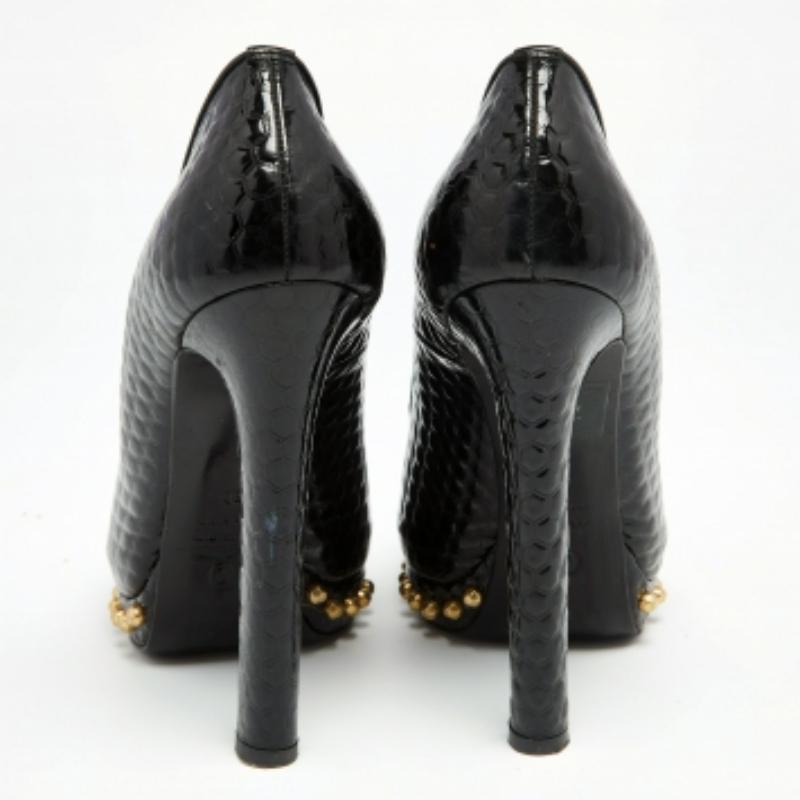Alexander McQueen - Escarpins peep toes en cuir verni noir ornés d'une tête de mort - Taille 38 en vente 2