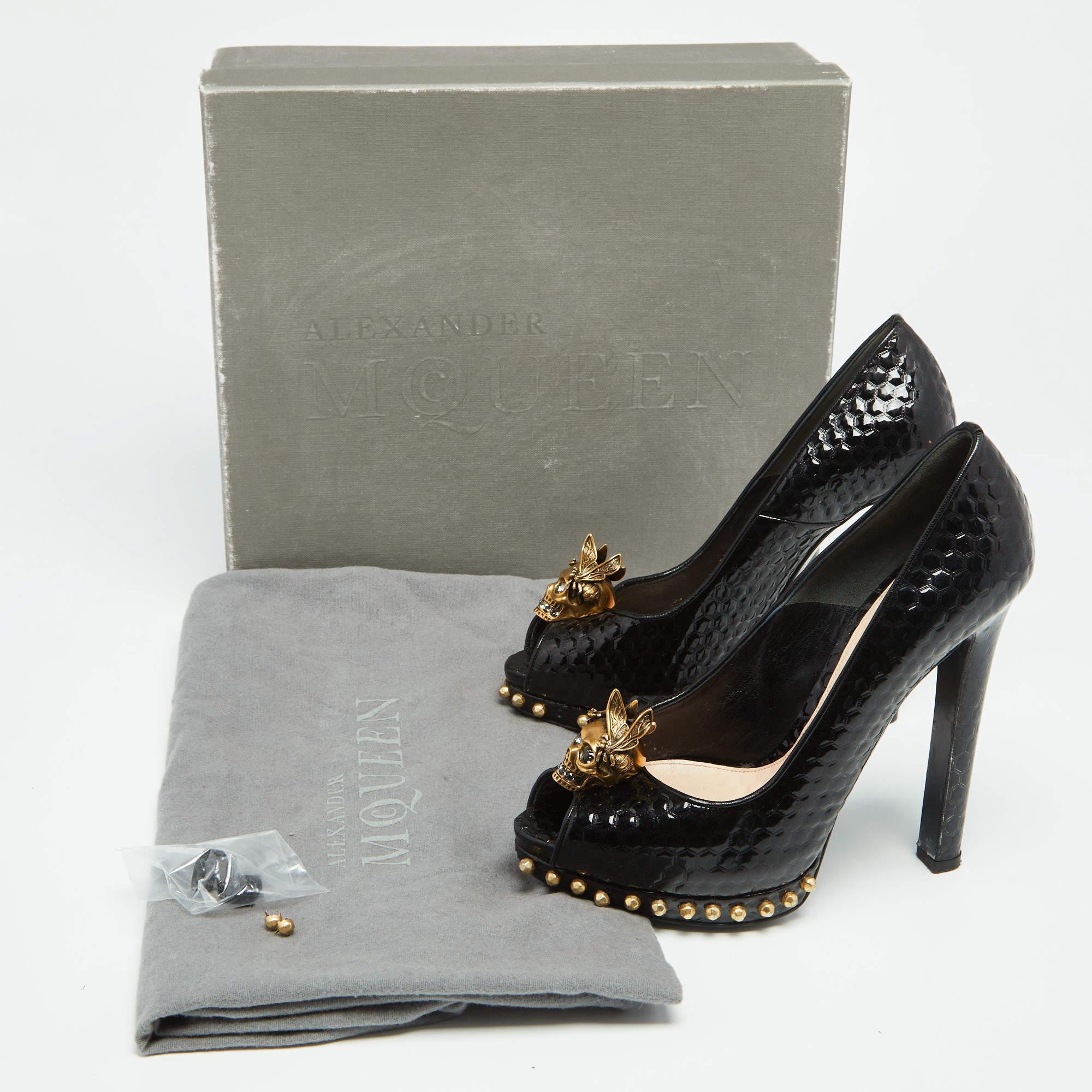 Alexander McQueen - Escarpins peep toes en cuir verni noir ornés d'une tête de mort - Taille 38 3