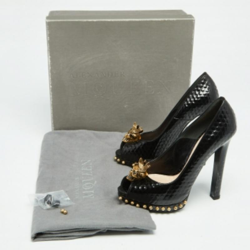 Alexander McQueen - Escarpins peep toes en cuir verni noir ornés d'une tête de mort - Taille 38 en vente 4