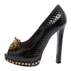 Alexander McQueen - Escarpins peep toes en cuir verni noir ornés d'une tête de mort - Taille 38