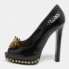 Alexander McQueen - Escarpins peep toes en cuir verni noir ornés d'une tête de mort - Taille 38