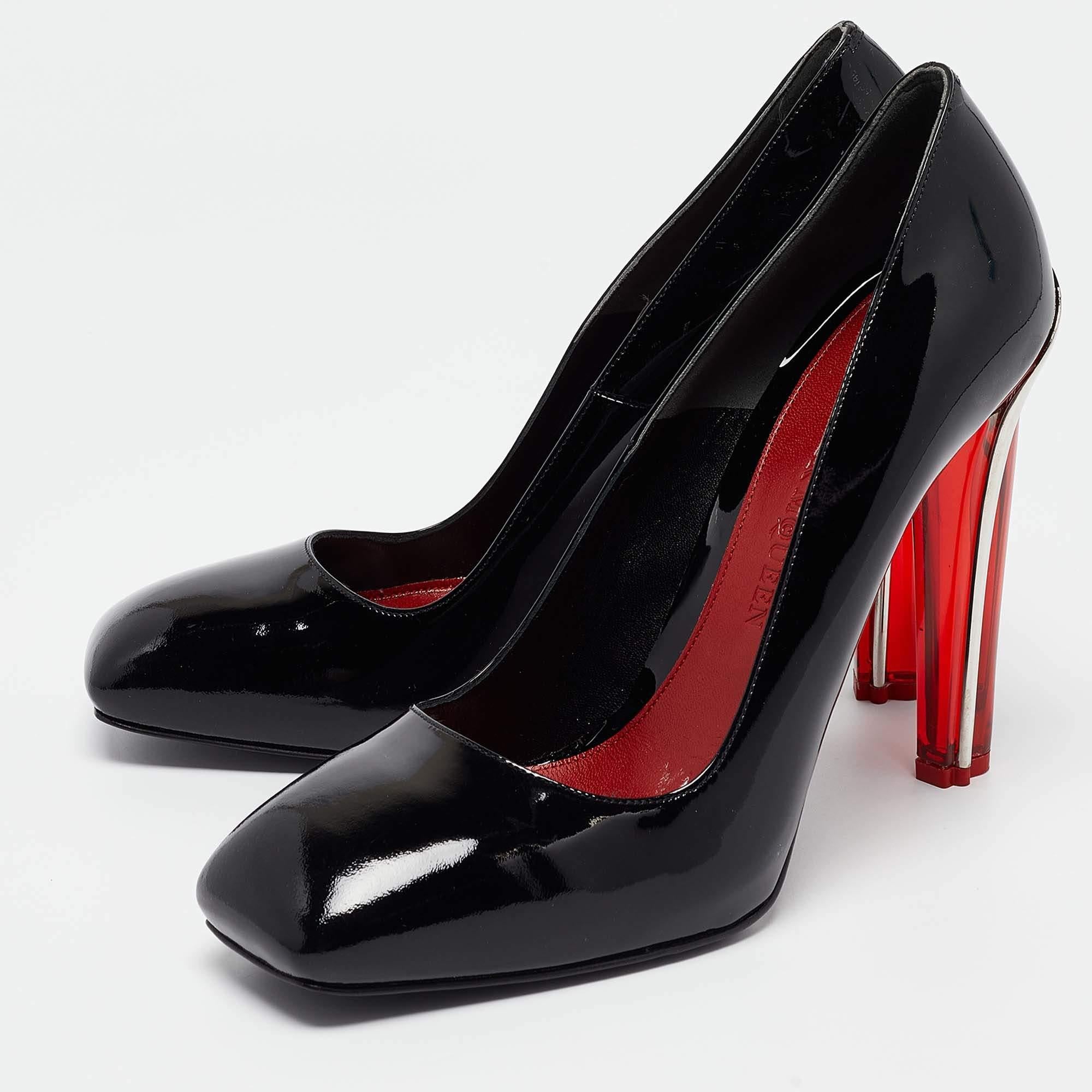 Exhalant féminité et élégance, ces escarpins présentent une silhouette chic et un design attrayant. Vous pouvez porter ces escarpins pour un look élégant.
