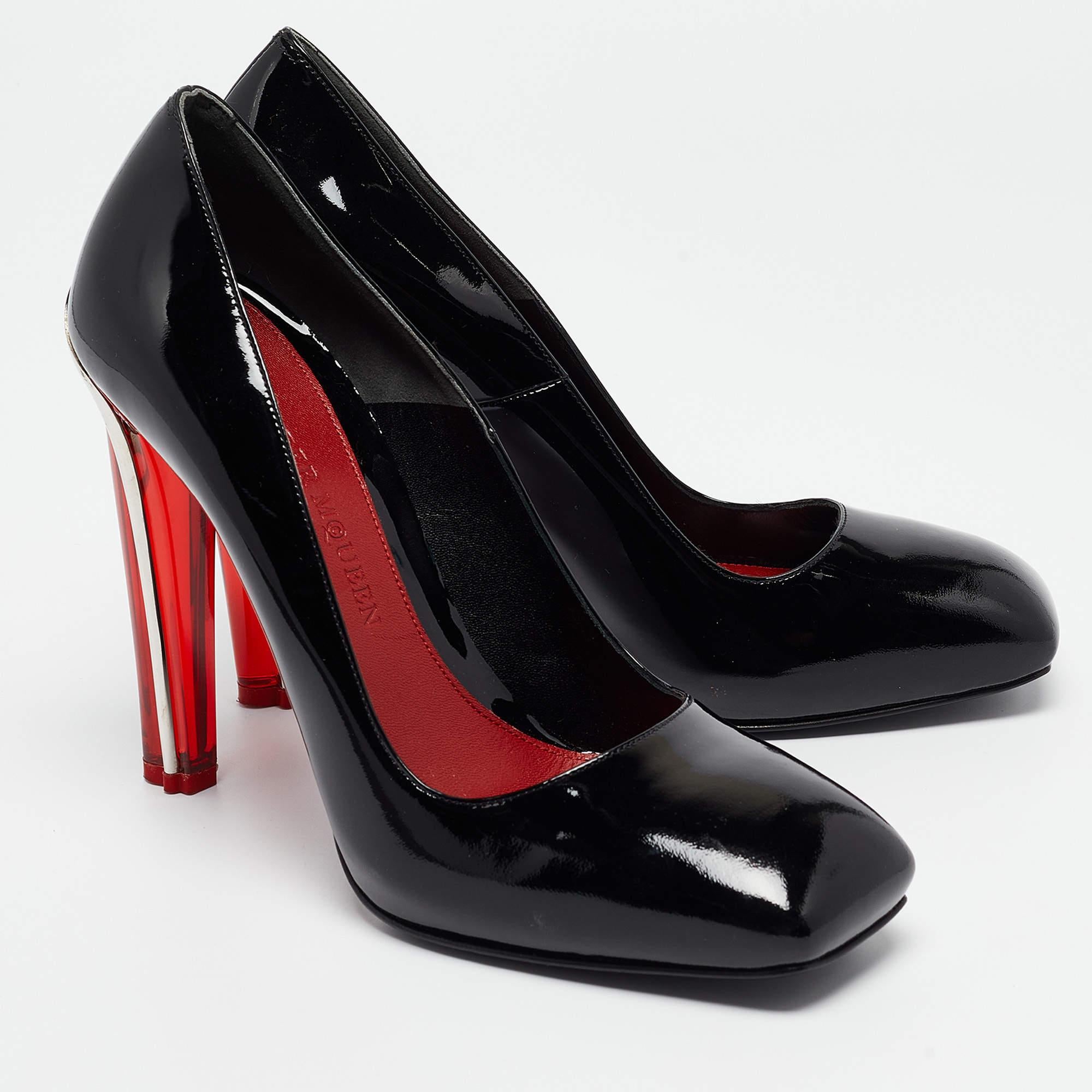 Alexander McQueen - Escarpins à bout carré en cuir verni noir - Taille 40 Neuf - En vente à Dubai, Al Qouz 2