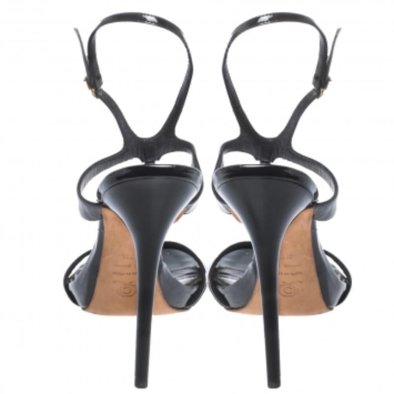 Alexander McQueen Sandalias negras de charol con tira en T talla 37.5 en Bueno estado para la venta en Dubai, Al Qouz 2