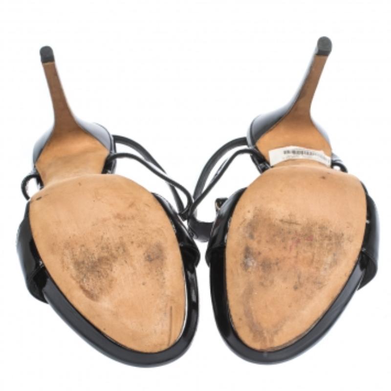 De las mujeres Alexander McQueen Sandalias negras de charol con tira en T talla 37.5 en venta