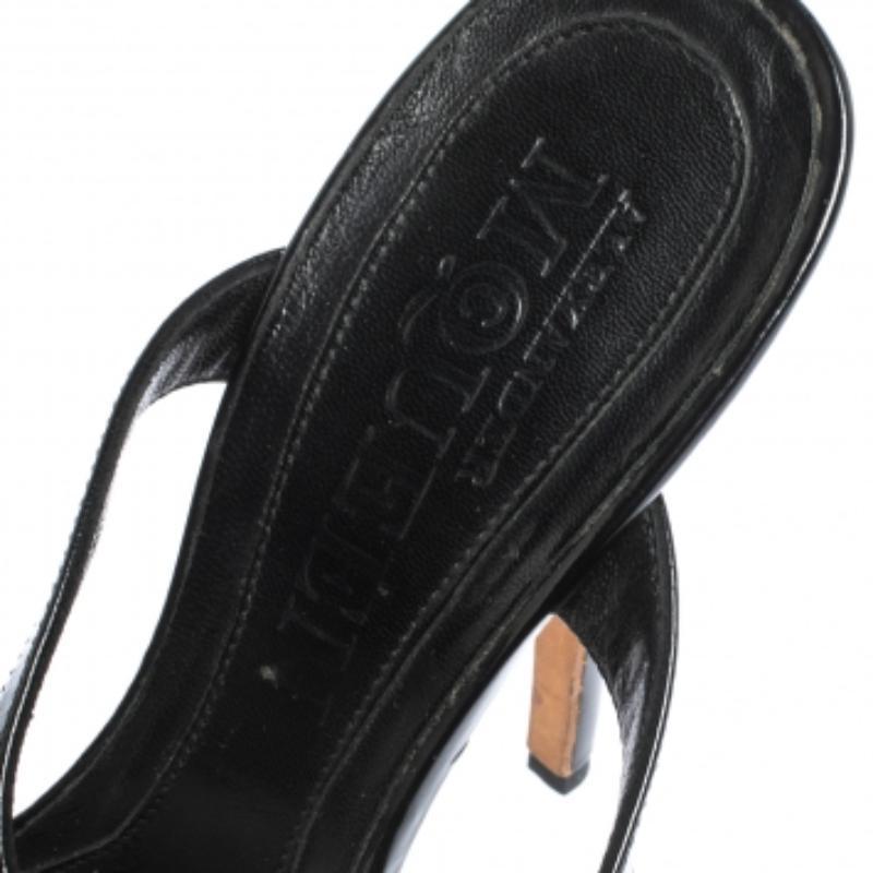 Alexander McQueen Sandalias negras de charol con tira en T talla 37.5 en venta 1
