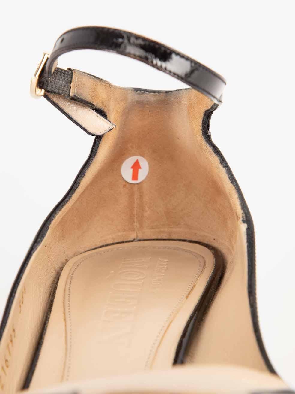Alexander McQueen Zapatos de tacón con punta de charol negro Talla IT 38.5 en venta 5