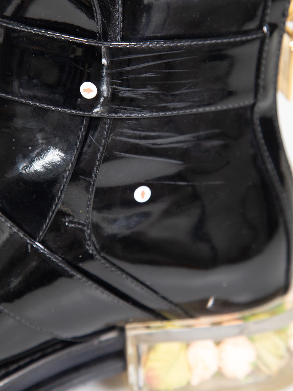Alexander McQueen Botas de tacón rosa de charol negro talla IT 37 en venta 3