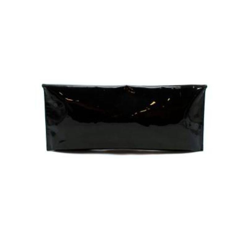 Alexander McQueen Black Patent Skull Clutch

-Flap magnetic closure 
-Glossy black leather 
-Zip pocket on interior wall 
-Silk lining 
-Embellished skull detail 

Material: 

Leather 
Silk 

Made in France


PLEASE NOTE, THESE ITEMS ARE PRE-OWNED